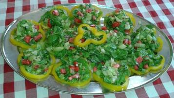 Una bandeja de pimientos rellenos sobre un mantel a cuadros.