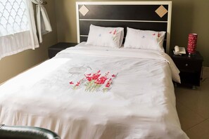 Roupas de cama premium, frigobar, escrivaninha, quartos à prova de som