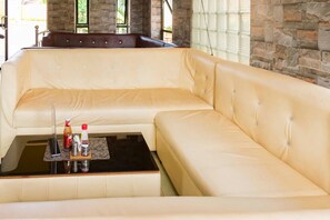 Deep soaking tub, free toiletries, slippers, towels - Pavillion Hotel (Entebbe)