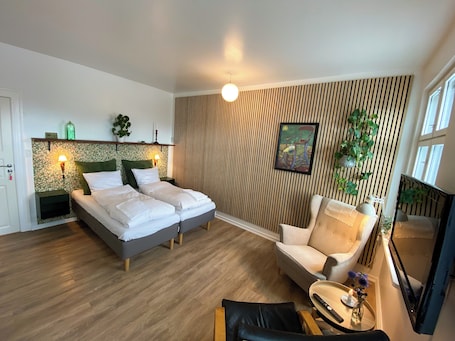 Escritorio, tabla de planchar con plancha, wifi gratis y ropa de cama