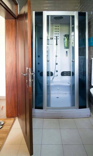 Shower, hydromassage showerhead, free toiletries, slippers - Biyem Hotel (Kampala)