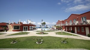 A hotel with a central pool, a well-maintained lawn, and a clear sky. - Hotel Valeria del Mar (Belvedere Marittimo)