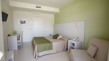 Doppia Standard | Minibar, una cassaforte in camera, una scrivania, lenzuola