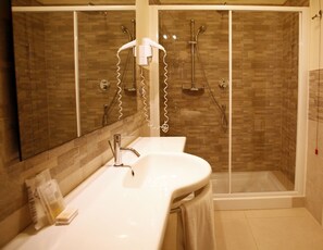 Standard Double Room | Bathroom | Shower, free toiletries, bidet, towels
