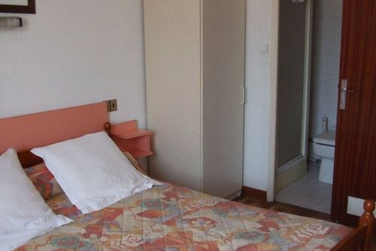 Dubbelrum - privat badrum | 1 sovrum, värdeförvaringsskåp på rummet och individuell inredning