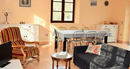 Charming cottage in Chemillé-sur-Indrois, 7 pers, 3 bdr, enclosed garden