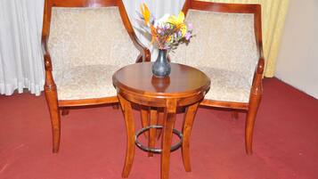 En 32-tommers Flatskjerm-TV med kabel-kanaler samt TV