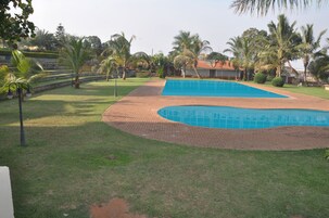 2 piscinas al aire libre