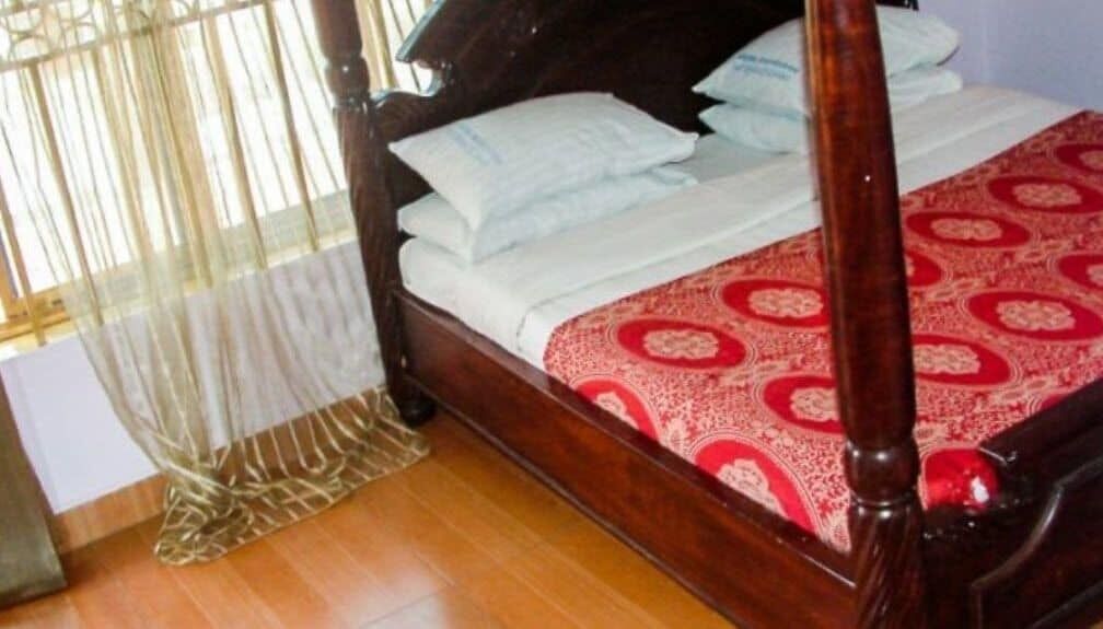 Escritorio, wifi gratis y ropa de cama 