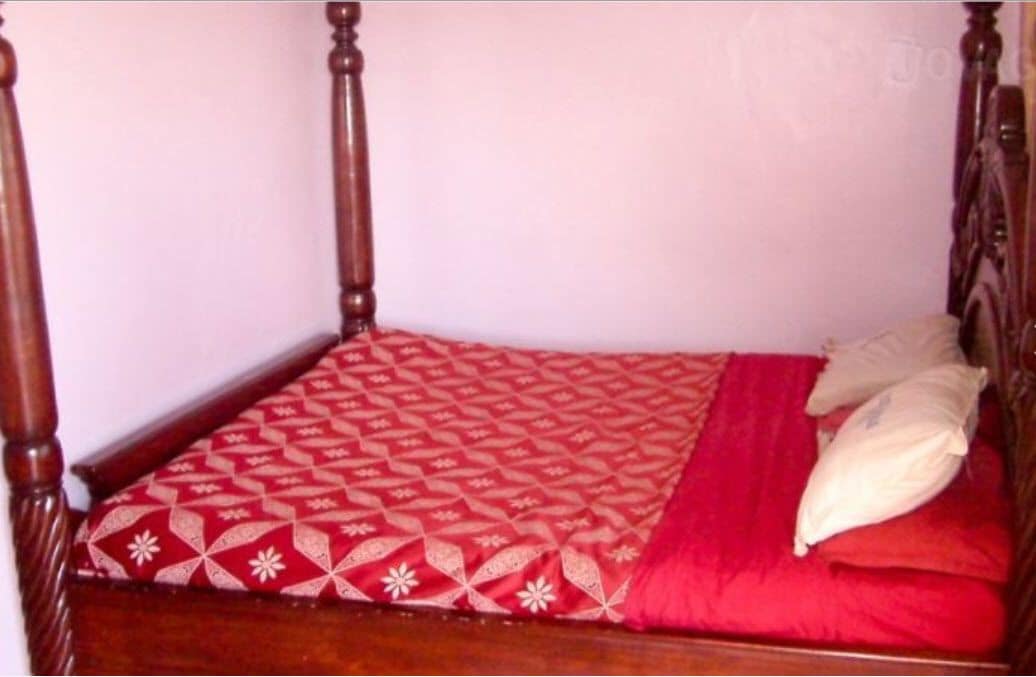 Escritorio, wifi gratis y ropa de cama 