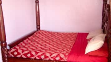 Escritorio, wifi gratis y ropa de cama