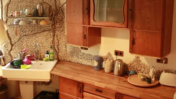 Kühlschrank, Wasserkocher mit Kaffee-/Teezubehör, Wasserkocher