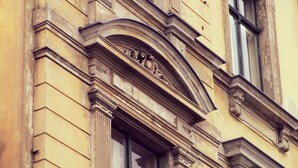 A building facade with classical architectural details, including a prominent arched window and decorative moldings. - Spirit Lodge Leipzig - Hostel (Leipzig)