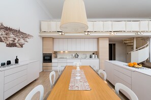 Deluxe-Apartment, 2 Schlafzimmer, Poolzugang, Turm | Eigene Küche | Kühlschrank, Mikrowelle, Ofen, Herdplatte