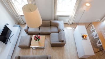 Apartamento luxo, 2 quartos, acesso à piscina, na torre | 1 quarto, escrivaninha, espaço de trabalho para notebook