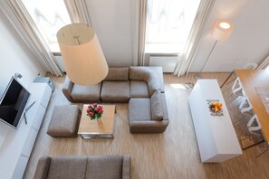 Deluxe-Apartment, 2 Schlafzimmer, Poolzugang, Turm | 1 Schlafzimmer, Schreibtisch, laptopgeeigneter Arbeitsplatz