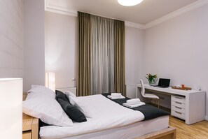 Premier-Apartment, 2 Schlafzimmer, Poolzugang | 1 Schlafzimmer, Schreibtisch, laptopgeeigneter Arbeitsplatz