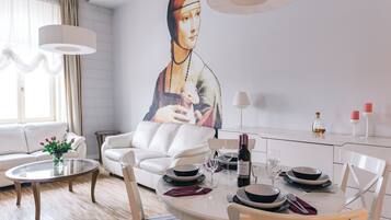Apartamento premier, 2 quartos, acesso à piscina | Sala de estar | TV de tela plana
