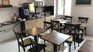 Desayuno continental (EUR 12 por persona)