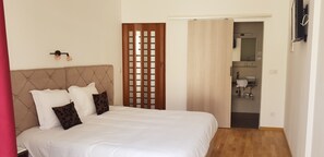 Doppia Standard, 1 letto queen | Con stile personalizzato, tende oscuranti, insonorizzazione