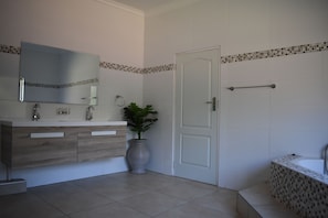 Comfort Studio, 2 Bedrooms | Bathroom