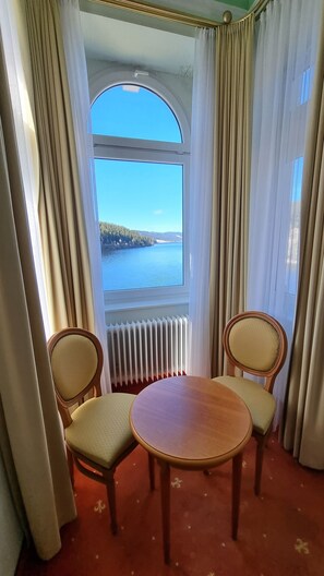 Dobbeltrom – superior, terrasse, utsikt mot innsjø (Hauptgebäude) | Utsikt fra rommet