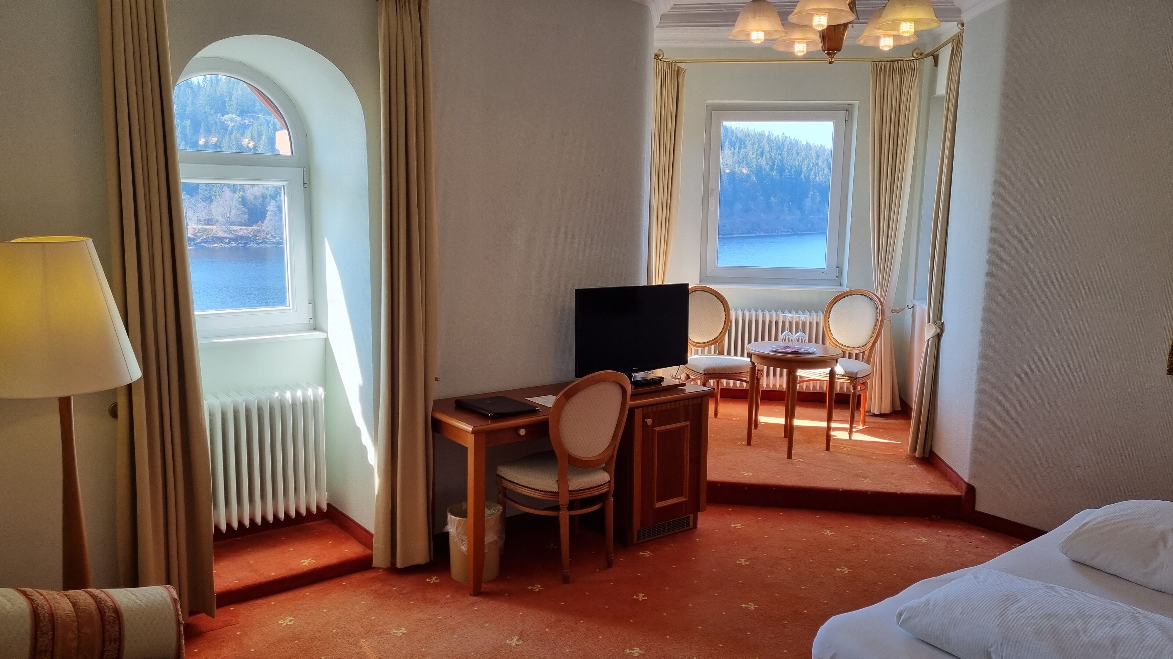 Superior-Doppelzimmer, Seeblick (Hauptgebäude) | Wohnbereich | Flachbildfernseher