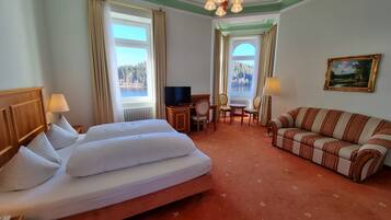 Superior Double Room, Patio, Lake View (Hauptgebäude) | Minibar, desk, soundproofing, free WiFi