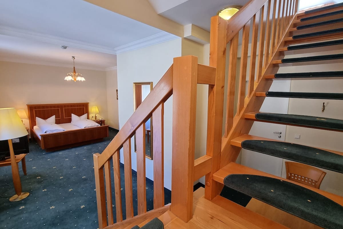 Familie maisonnette, hot tub, uitzicht op meer (Hauptgebäude) | 1 slaapkamer, een minibar, een bureau, geluiddichte muren