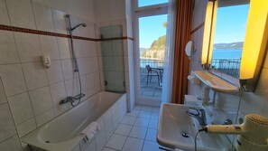 Habitación doble superior, patio, vistas al lago (Hauptgebäude) | Baño | Artículos de higiene personal gratuitos, albornoces y zapatillas