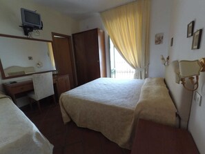 Triple Room | Minibar, desk, iron/ironing board, free cots/infant beds - Caterina House (San Lucido)