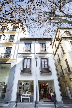 Deluxe Studio, 1 Bedroom, City View (11) | Front of property - La Casa de la Trinidad Suites (Granada)