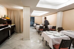Se ofrece un desayuno bufé todos los días (por un coste adicional)