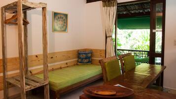 Estúdio básico, cozinha | Sala de estar | TV de tela plana 18 polegadas com canais a cabo, TV