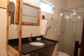 Family Studio, Multiple Beds, Kitchen | Bathroom | Shower, hair dryer, towels, soap - Casa Verde Apart (Mata de São João)