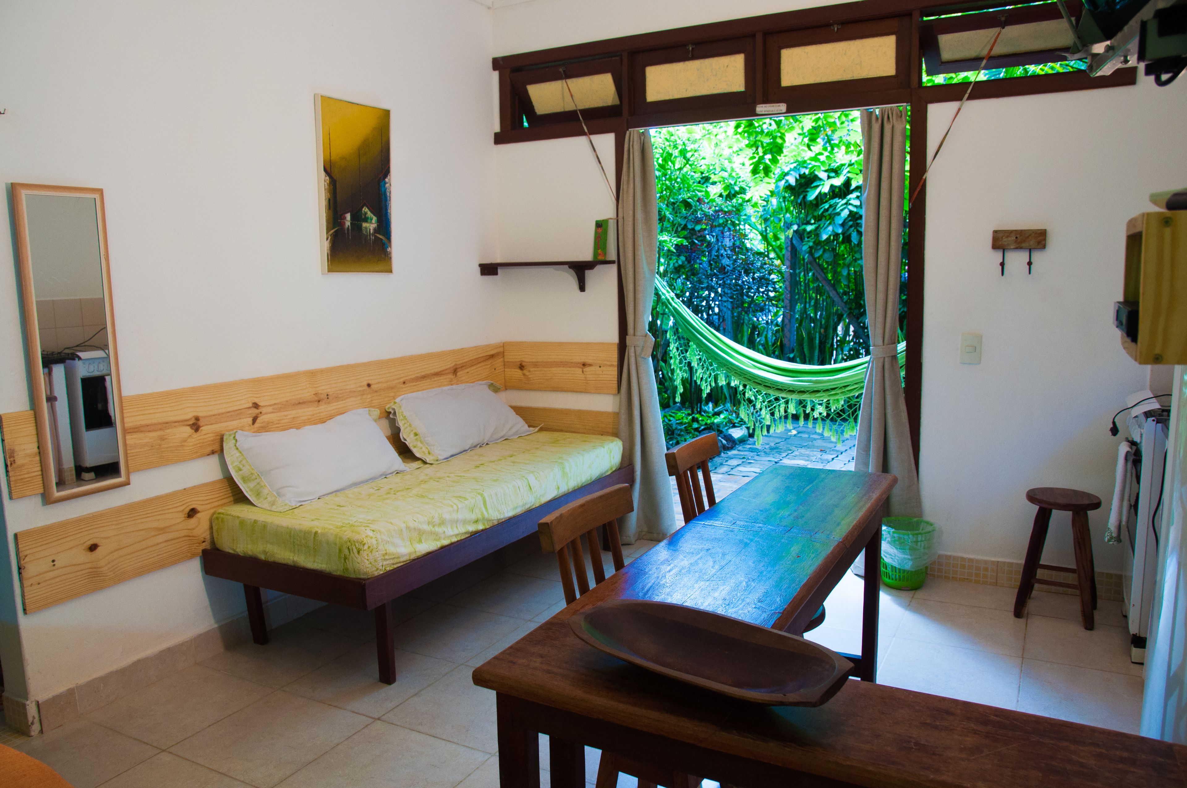 基础开间, 厨房 | 客厅 | 18-英寸纯平电视 （配备有线频道）、电视