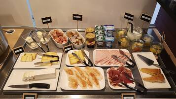 อาหารเช้าแบบบุฟเฟ่ต์ทุกวัน (EUR 13.90 ต่อคน)