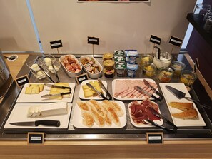 Buffet déjeuner (13.90 EUR par personne)