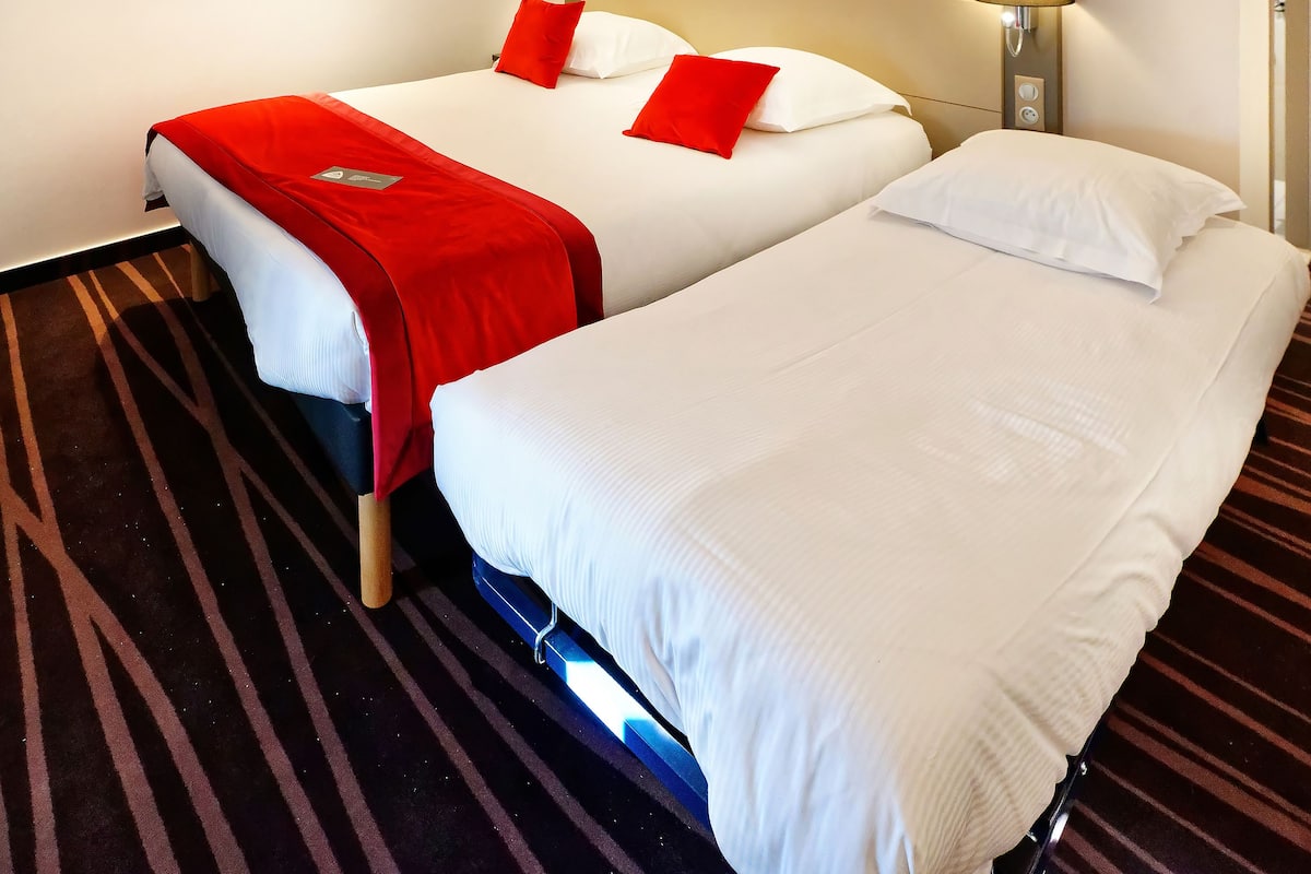 Habitación triple | Ropa de cama de alta calidad y escritorio