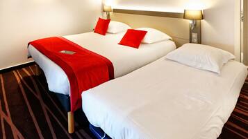 ห้องทริปเปิล | เครื่องนอนระดับพรีเมียม, โต๊ะทำงาน, พื้นที่ทำงานแบบใช้แล็ปท็อป