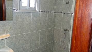 Shower, rainfall showerhead, free toiletries, towels