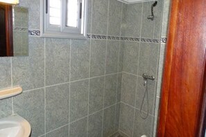 Dusche, Regendusche, kostenlose Toilettenartikel, Handtücher