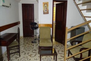 スタジオスイート クイーンベッド 1 台 禁煙 1 階 | 高級寝具、デスク、遮光カーテン、可動式ベッド (無料)