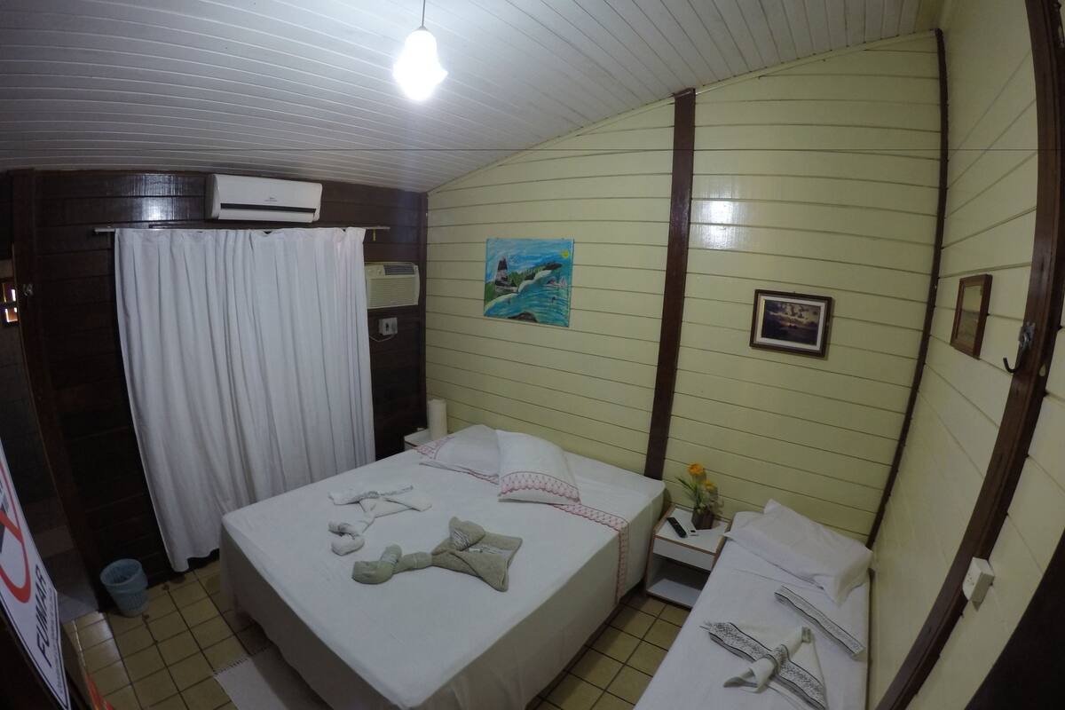 Driepersoonskamer | Een minibar, gratis wifi, beddengoed