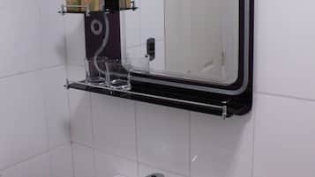Chambre Standard avec lits jumeaux, 2 lits une place | Salle de bain | Ensemble douche/baignoire, articles de toilette gratuits