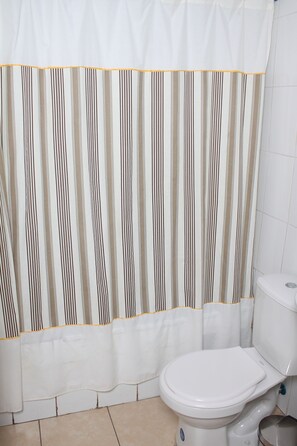 Kahden hengen standard-huone, 1 keskisuuri parisänky | Kylpyhuoneen suihku