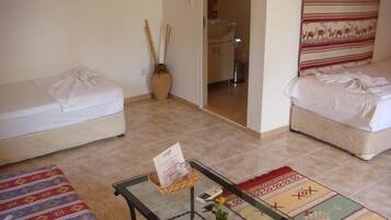 Standard-Zweibettzimmer | Schreibtisch, Bügeleisen/Bügelbrett, kostenlose Babybetten