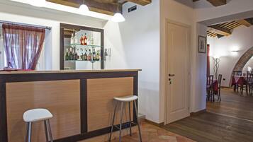 Bar (trong khuôn viên)