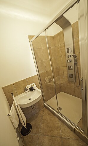 Shower, free toiletries, hair dryer, bidet - ll Ristoro Del Viandante (Offagna)
