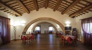 بوفيه فطور مجانًا يوميًا